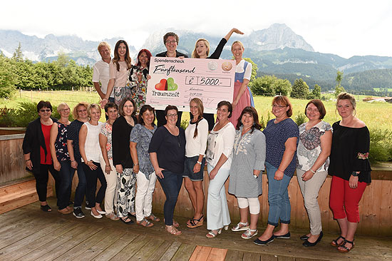 einen Scheck in Höhe von 5.000 Euro überreichte Dr. Cordula Niedermaier-May, die Inhaberin von Dr. Niedermaier Pharma, an Nadine Guggenberger, die Vorsitzende von „Traumzeit e.V.“ Foto: BrauerPhotos / G.Nitschke 